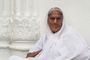 vielle dame devant la mosquée - portrait